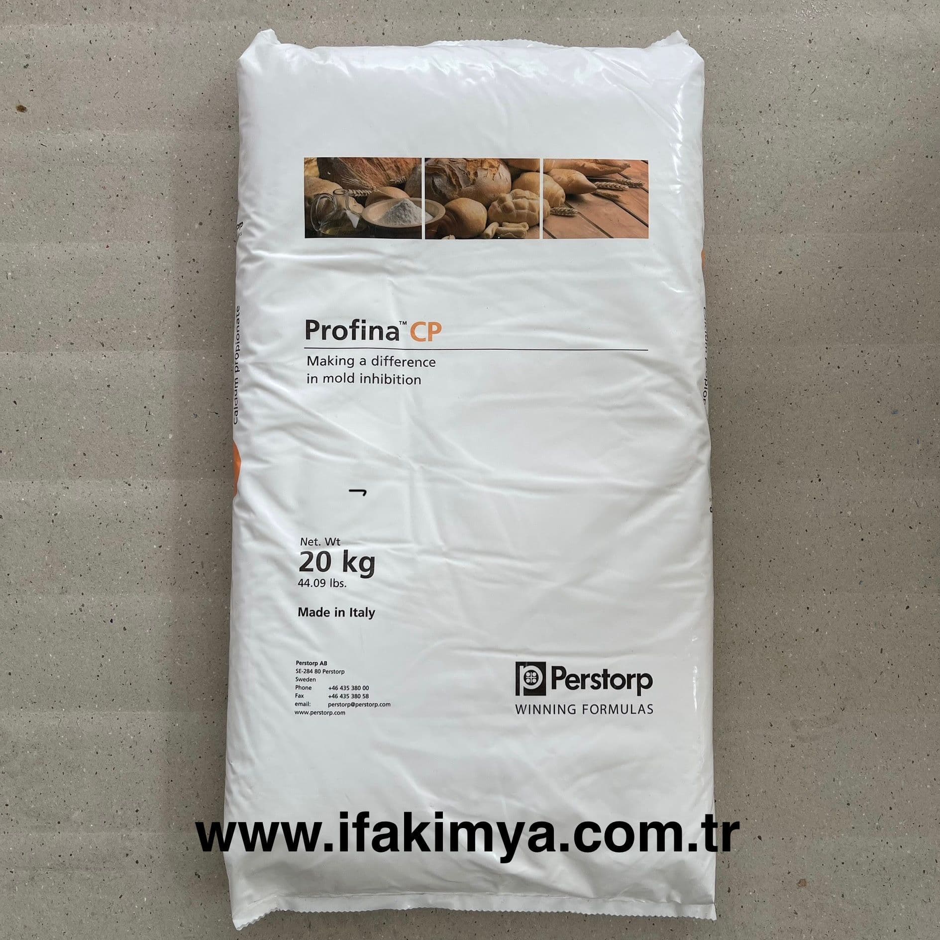 Beyaz kristalimsi toz formda kalsiyum propiyonat; gıda, yem ve unlu mamullerde koruyucu madde olarak kullanılan organik kalsiyum tuzu.