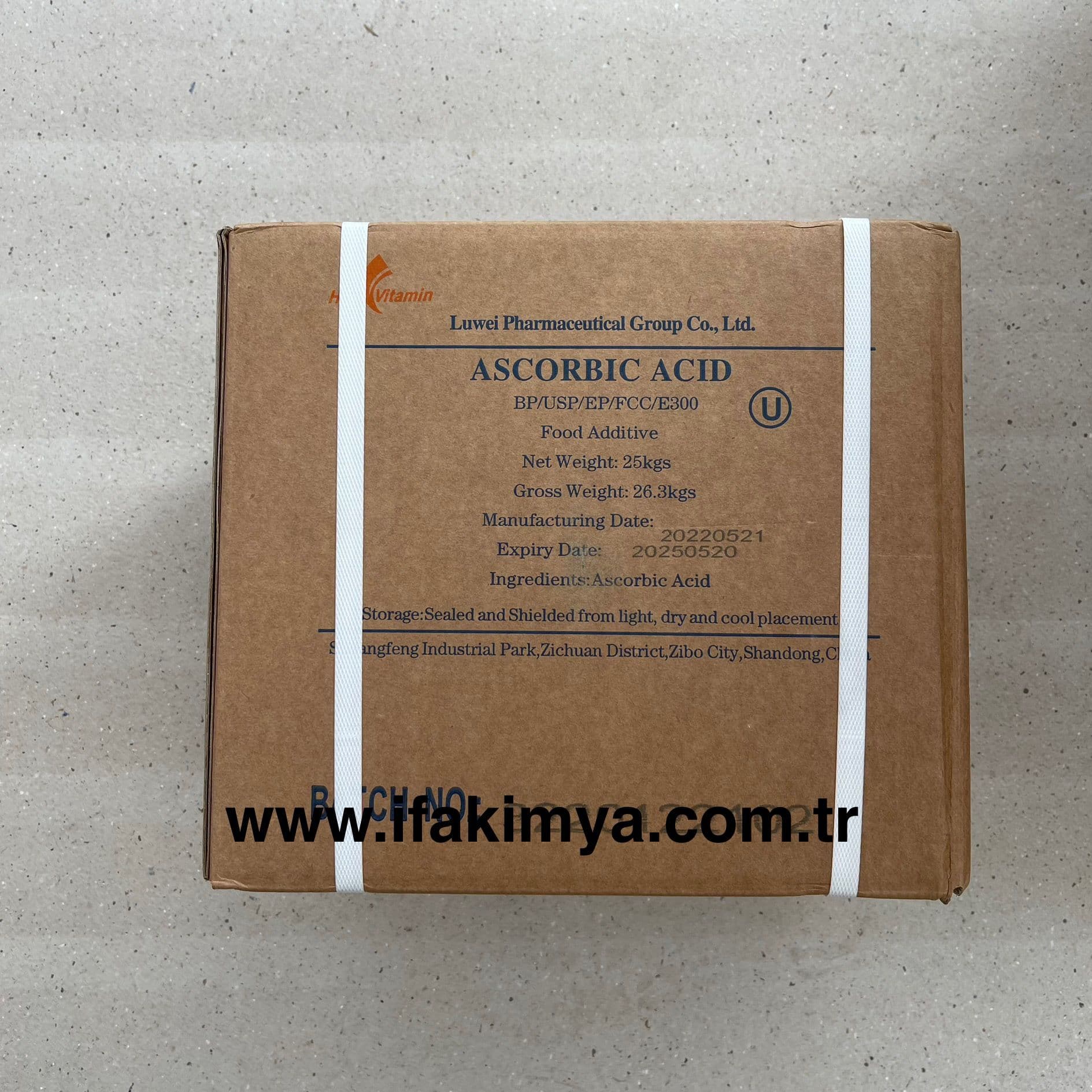 Askorbik asit, C vitamini olarak bilinen, beyaz kristal formda, güçlü antioksidan özellikte doğal bir bileşiktir.