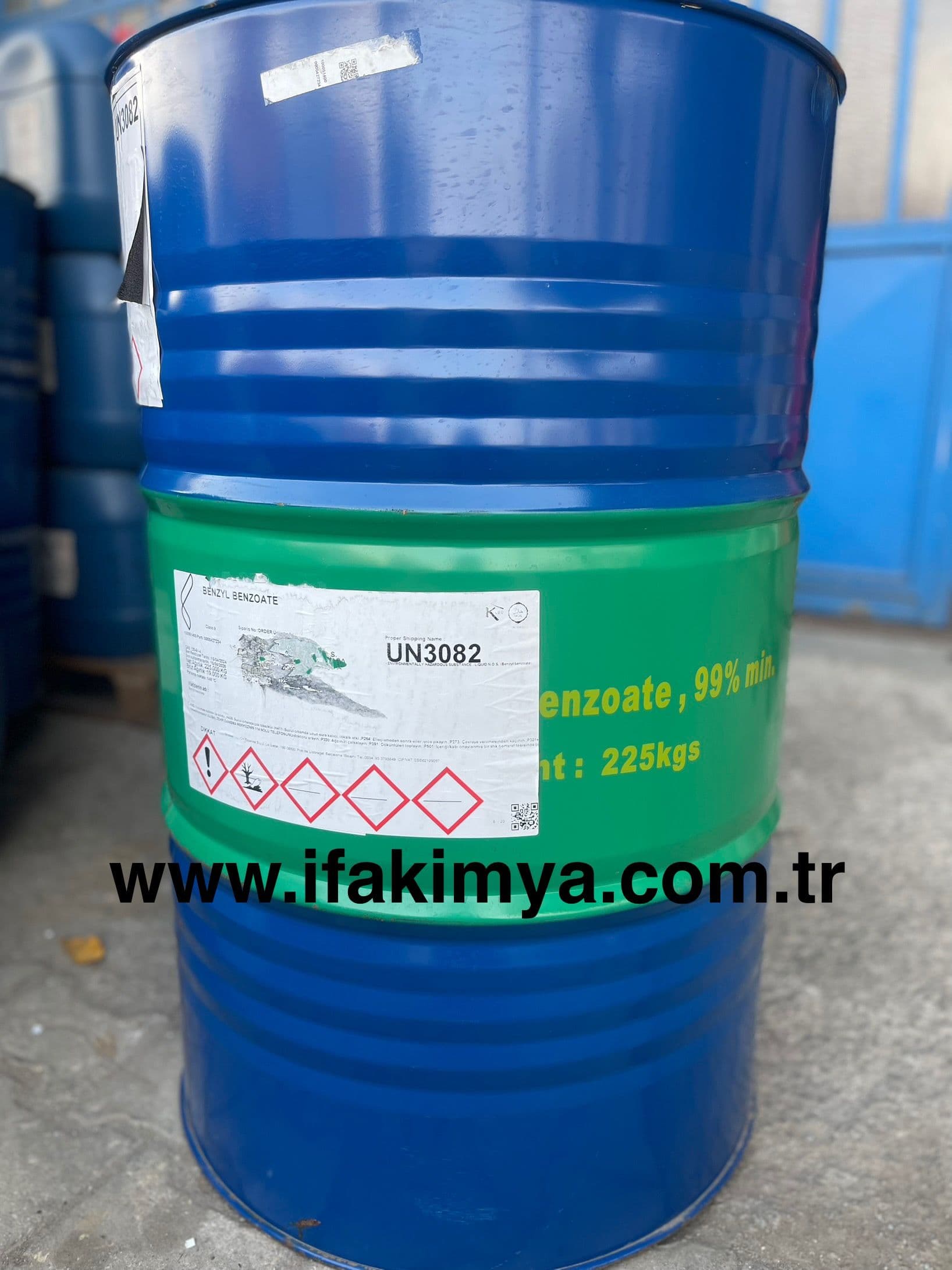 Benzil benzoat kimyasalı – şeffaf cam şişede renksiz sıvı ester bileşik, kozmetik ve ilaç sektöründe kullanılan çözücü madde”