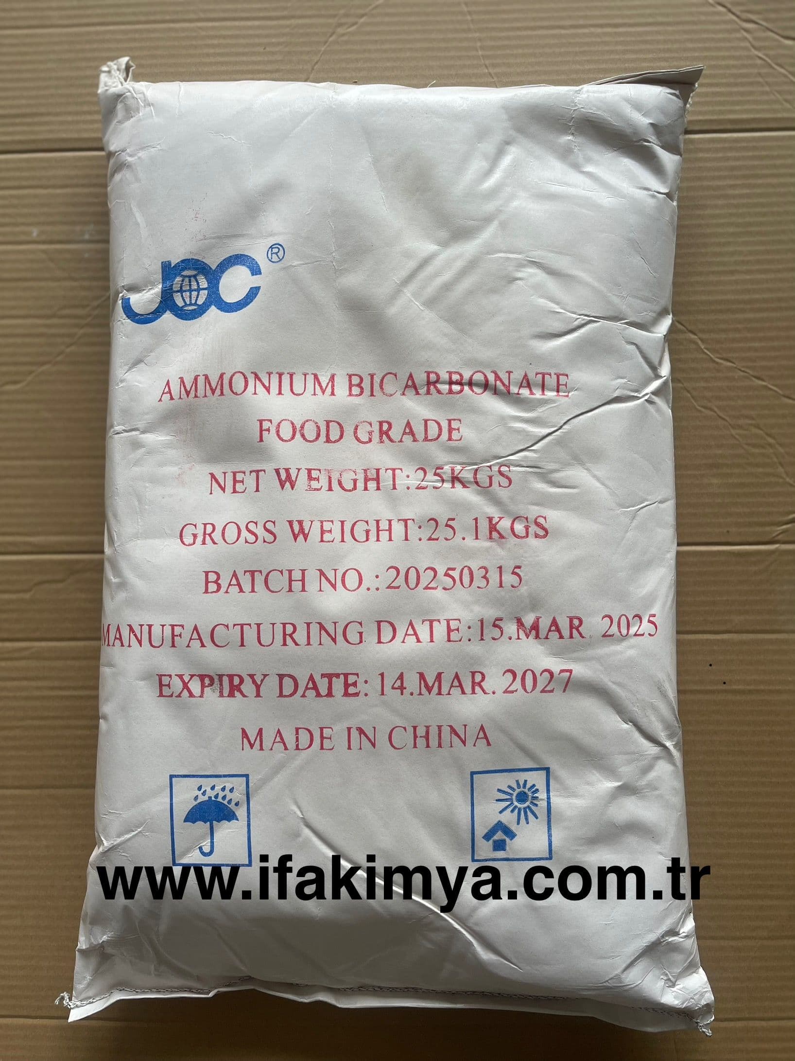 Amonyum bikarbonat, beyaz kristal formda, gıda ve endüstriyel uygulamalarda kabartıcı ve pH düzenleyici olarak kullanılan inorganik bileşiktir.