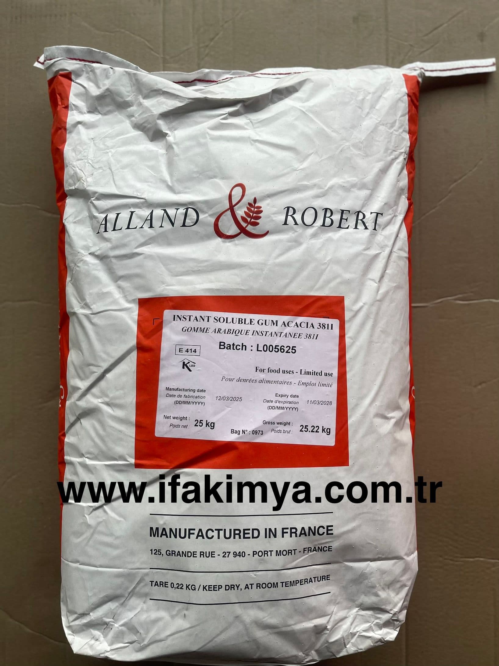 Açık krem renkli toz formda Gum Arabic (Arap Zamkı) doğal hammaddesi