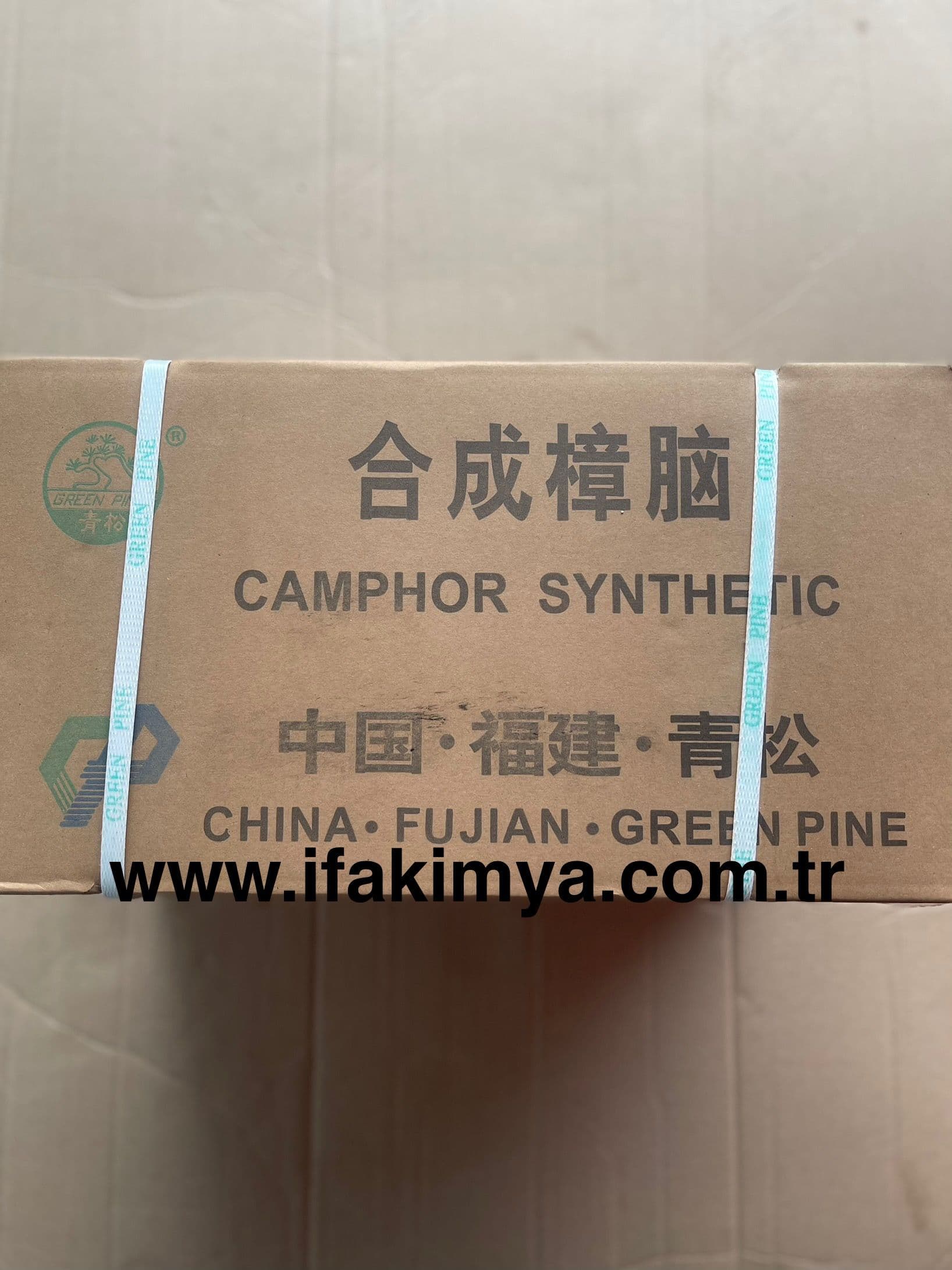 Kafur, keskin kokulu, beyaz kristal yapıda, kozmetik ve farmasötik ürünlerde ferahlatıcı ve uyarıcı etki sağlayan doğal terpen bileşiğidir.