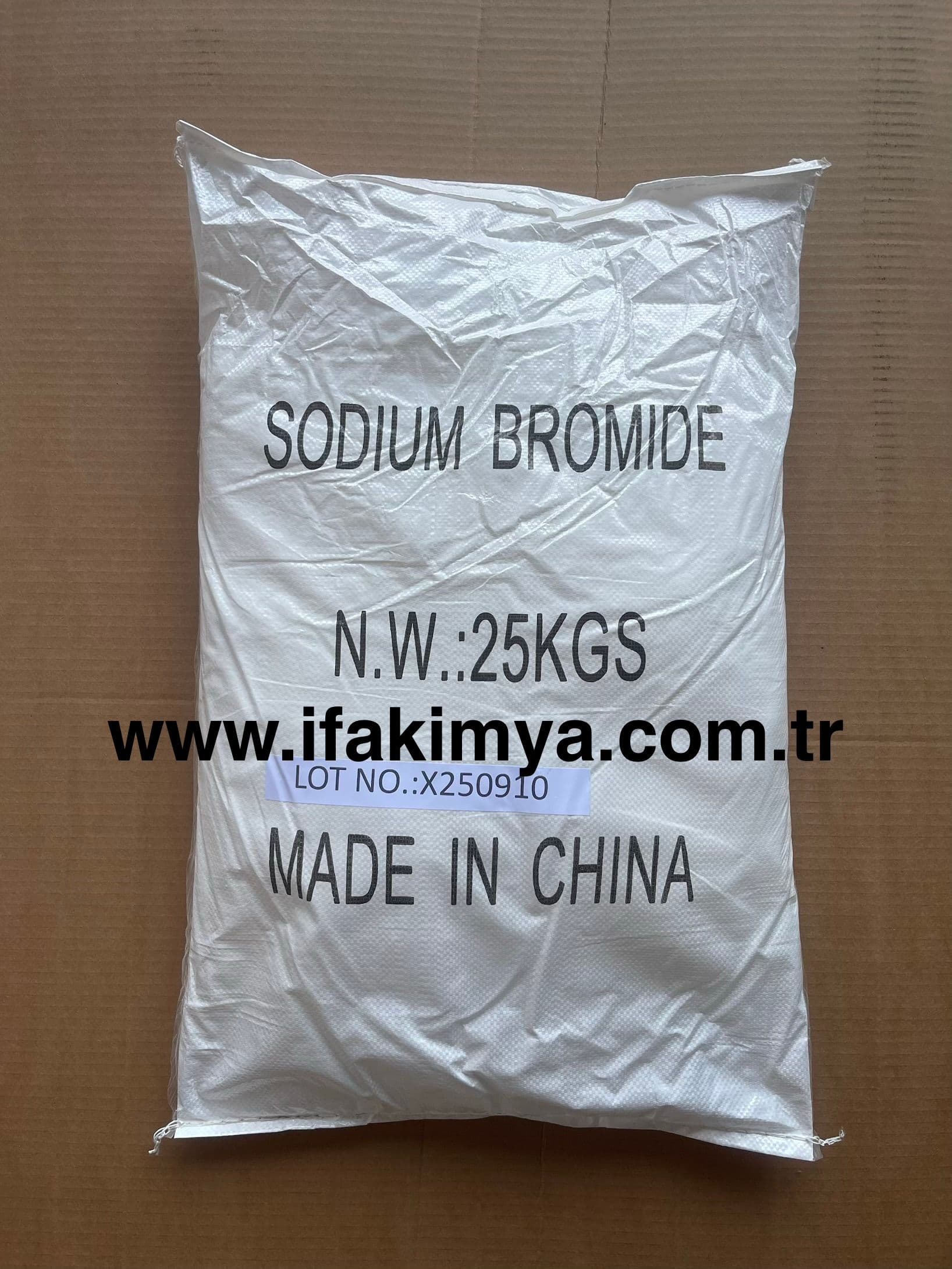 Sodyum Bromür (NaBr) – Kimyasal sentez ve çeşitli endüstriyel uygulamalarda kullanılan suda çözünebilen bromür tuzu.