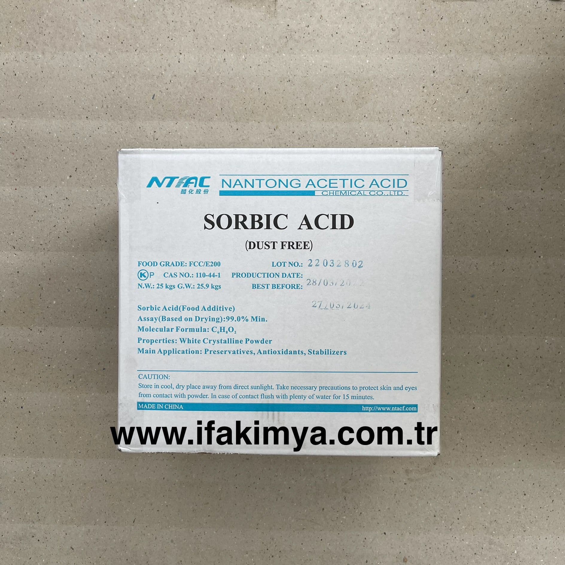 Sorbik asit, beyaz kristal formda, doğal kökenli ve gıdalarda mikrobiyal gelişimi önleyen koruyucu bir organik asittir.
